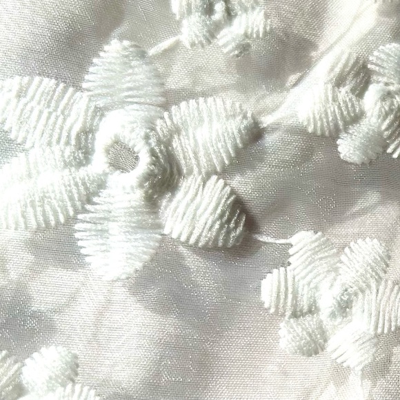 Pretty white blouse with floral overlay & adjustable length sleeves. Sz medium - Picture 9 of 9